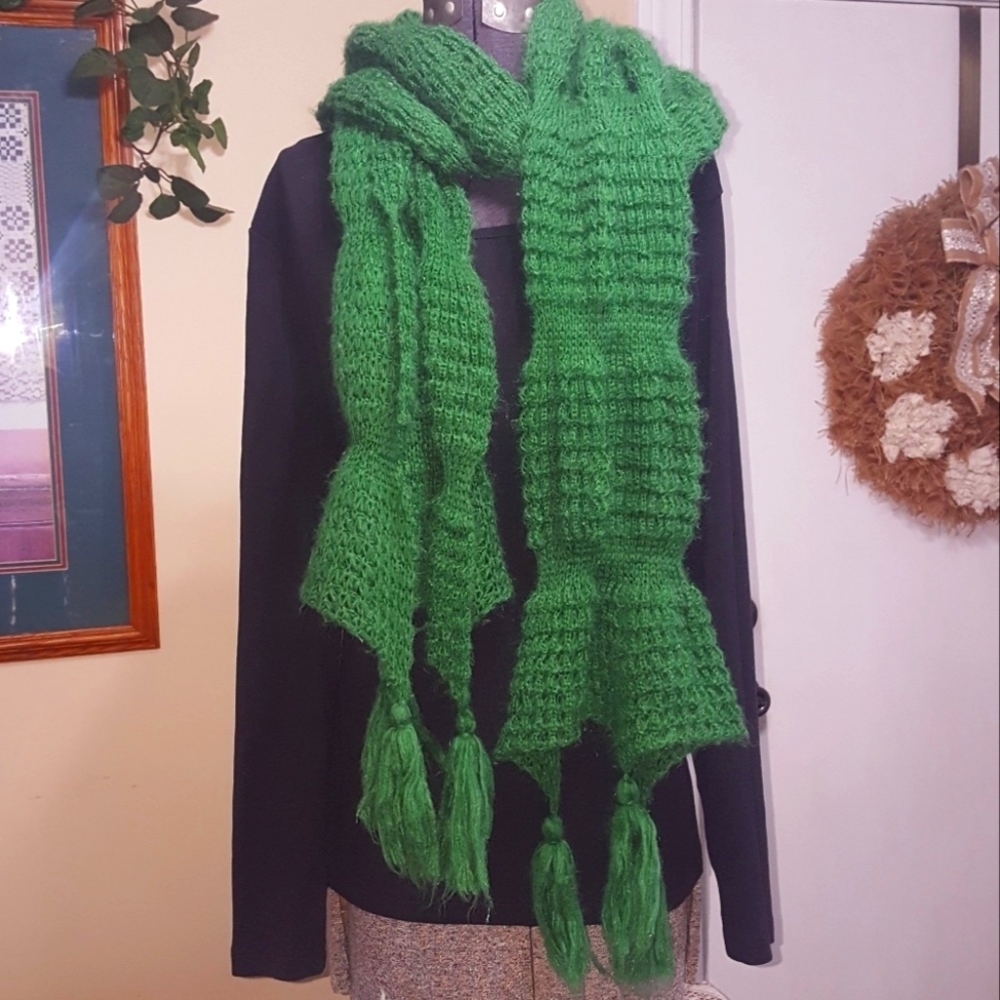 Beautiful green 100% acrylic knit scarf